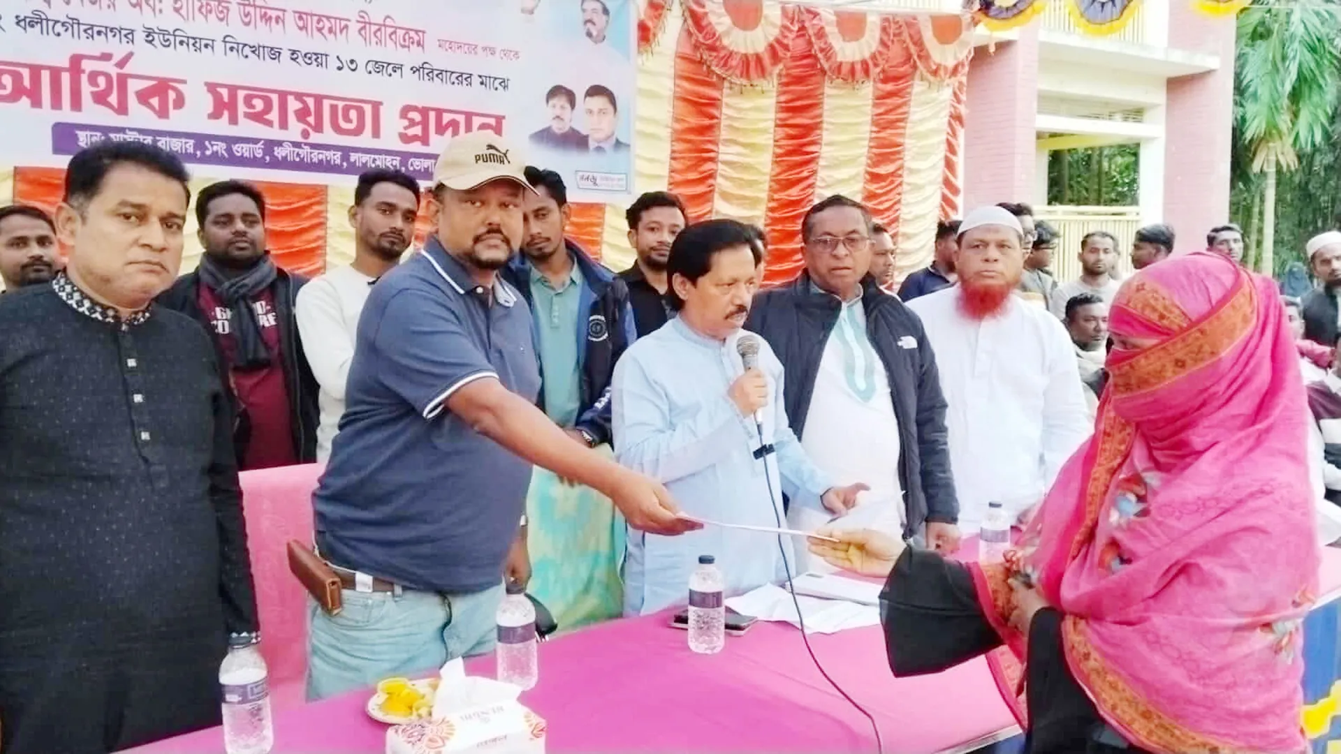 লালমোহনে নিখোঁজ জেলেদের পরিবারকে বিএনপির আর্থিক অনুদান